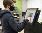 André Dalcourt devant le kiosque interactif virtuel. &mdash; Photo : Courtoisie