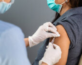 Pour contrer le variant Omicron, une troisième dose de vaccin contre la COVID-19 est administrée en Ontario depuis décembre.  &mdash; Photo : Shutterstock