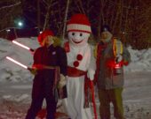 Le Bonhomme Carnaval et deux organisateurs lors du Carnaval des Compagnons de North Bay de 2002. &mdash; Photo : Éric Boutilier