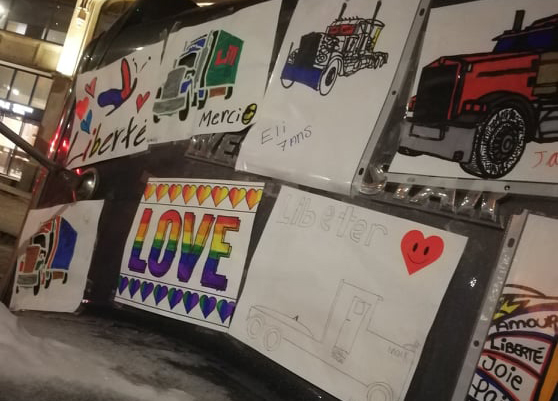 Les camions au centre-ville d'Ottawa sont tapissés de message. — Photo : Priscilla Pilon