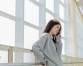 Une adolescente au téléphone &mdash; Photo : Shutterstock