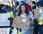 Rassemblement devant l'ambassade russe au Canada pour dénoncer l'invasion de l'Ukraine par la Russie.  &mdash; Photo : Simon Séguin-Bertrand, Le Droit