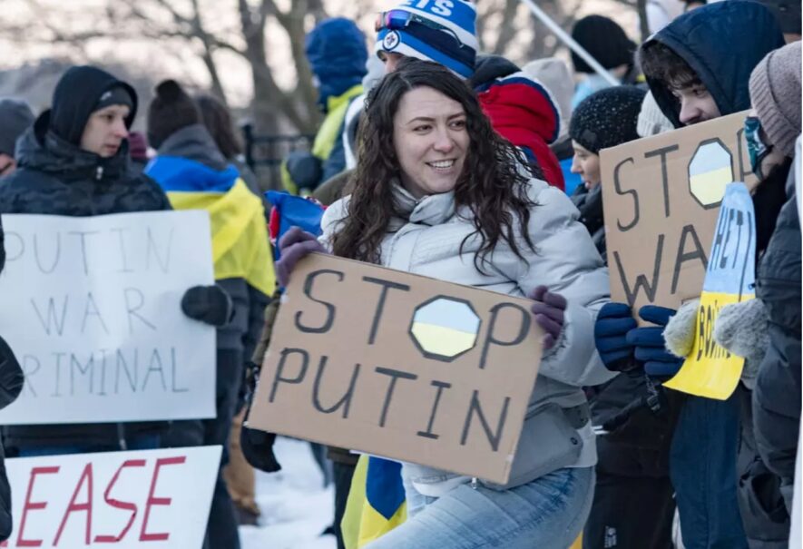 Rassemblement devant l'ambassade russe au Canada pour dénoncer l'invasion de l'Ukraine par la Russie.  — Photo : Simon Séguin-Bertrand, Le Droit