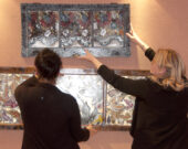 Josée Caron et Manon Aubin en plein montage de l’exposition du Groupe des sept, en 2016.  &mdash; Photo : Andréanne Joly