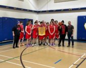 Les Aigles de Nipissing Ouest et les Stars de Northern ont décroché la médaille d’or au championnat B de la NOSSA. &mdash; Photo : Courtoisie É.s.p. Nipissing Ouest