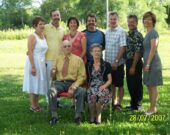 La famille Chartrand en 2007. Joe, qui a donné son nom au parc, et son épouse Léonie sont au centre.  &mdash; Photo : Archives