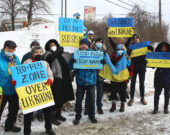 Photo de première page : Une partie des manifestants du 12 mars à Sudbury appelant les pays de l’Ouest à appuyer l’Ukraine. L’une des organisatrices, Halia Buba, tient l’affiche «No-fly zone» à gauche. &mdash; Photo : Julien Cayouette