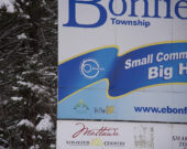 Une affiche avec l'ancien logo de la municipalité de Bonfield &mdash; Photo : Éric Boutilier