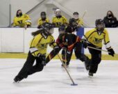 L'équipe de ringuette de la Laurentienne (en jaune) contre les Gryphons de l’Université Guelph. &mdash; Photo : Courtoisie