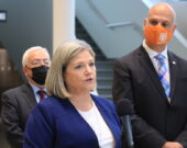 Andrea Horwath flanqué de Jean-Charles Cachon et de Jamie West en octobre 2021 &mdash; Photo : Archives