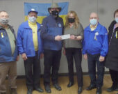 André Thibert, Normand Gauthier, Jacques Babin (président), Camile Langlois et Evelyne Dutrisac remettent un chèque de 1000 $ à la directrice générale du Ukrainian Senior Centre de Sudbury, Anna Johnston. &mdash; Photo : Courtoisie
