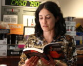 Chloé LaDuchesse lit un extrait de L'incendiaire de Sudbury lors d’un petit lancement intime le 29 mars.  &mdash; Photo : Julien Cayouette