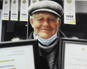 Marcel Héroux tenant deux des cinq certificats reçus le 19 mars &mdash; Photo : Courtoisie