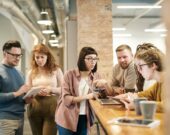 Étudier en français au postsecondaire augmente grandement les probabilités de travailler en français. &mdash; Photo : Fauxels – Pexels