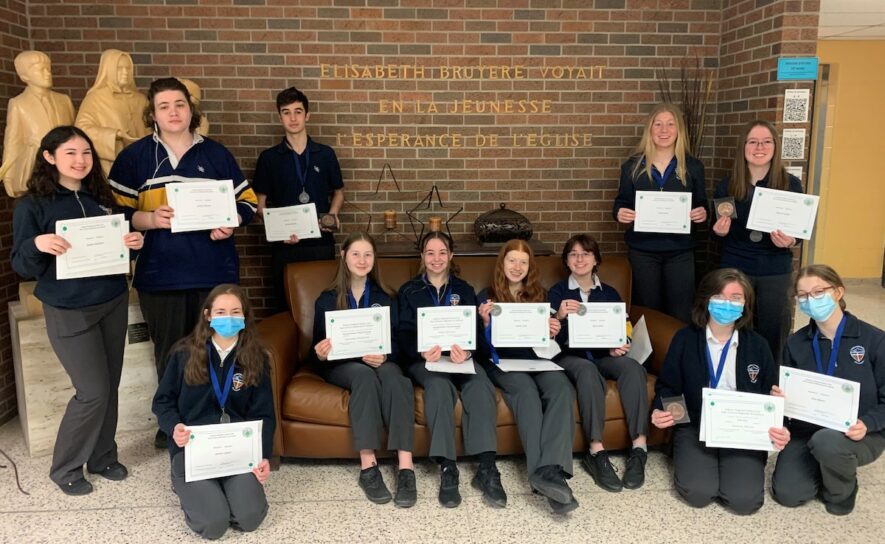 Tous les élèves du Collège Notre-Dame qui ont remporté un prix lors de l’Expo-sciences régionale de Sudbury. — Photo : Courtoisie