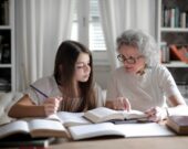 Les personnes ainées pourraient prendre plus de place dans la construction identitaire des jeunes francophones en contexte minoritaire.  &mdash; Photo : Andrea Piacquadio – Pexels