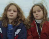 Joséphine et Gabrielle Sanz dans «Petite maman».  &mdash; Photo : Capture d’écran