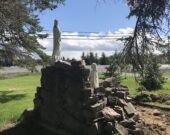 La grotte de la Vierge Marie et Sainte Bernadette installée par la famille Bourgeault. &mdash; Photo : Courtoisie