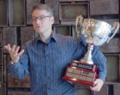 Alexandre Matte lorsque les dirigeants du District 123 de Toastmaster International lui ont livré le trophée de sa victoire au niveau du District en juin. C’est cette victoire qui lui a permis d’accéder à la demi-finale du concours international. &mdash; Photo : Julien Cayouette