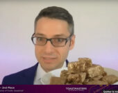 Le discours d’Alexandre Matte portait en partie sur la recette familiale du gâteau pas cuit. Surprise pour les spectateurs sur place à Nashville, il a trouvé une pâtisserie sur place qui a préparé 400 morceaux du gâteau et l’a apporté à la conférence.  &mdash; Photo : Capture d’écran