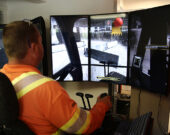 Éric Morin dans le simulateur d’excavatrice. &mdash; Photos : Julien Cayouette