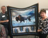 Courte pointe de Suzanne Gauthier remise à la famille Bélanger pour leurs 50 ans dans l'élevage du bison. Suzanne Gauthier, propriétaire de Quilting Barn à Earlton, est devenue une incontournable pour quiconque veut revivre cet art transmis par nos grand-mères. &mdash; Photo : Marc Dumont