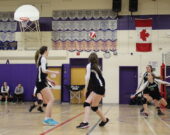 Un match de volleyball par l'équipe féminine de l'École secondaire catholique l'Horizon en 2016. &mdash; Photo : Archives