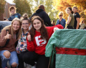 La première ministre du corps étudiant de l’École secondaire catholique Champlain, Camie Gareau (chandail rouge à la droite) et ses amies. &mdash; Photo : Philippe Mathieu 