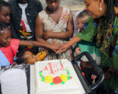 La présidente Marie Ntaganda a coupé le gâteau d’anniversaire en compagnie de plusieurs enfants.  &mdash; Photo : Liam Cayouette