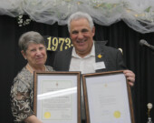 Le député fédéral de Nickel Belt, Marc Serré, a remis deux proclamations à la présidente Jeannine Blais pour souligner les 50 ans du Centre Club d’âge d’or de la Vallée, dont une signée par le premier ministre. &mdash; Photo : Julien Cayouette