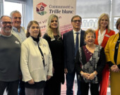 Sept des onze membres du nouveau conseil d’administration de la Communauté du Trille blanc: Michel Sorensen, Daniel Neising, Anne Sirois-Neising, Carole Drouin, le président Jean Bouchard, Betty Durocher, Carole Mirkopoulos. En rouge : la directrice générale Lori-Ann Seward. — Photo : Courtoisie