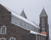 L’un des nouveaux toit lattéraux de l’église St-Vincent-de-Paul &mdash; Photo : Éric Boutilier