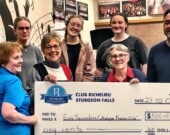 La remise d’un chèque de 500 $ par le Club Richelieu de Sturgeon Falls aux jeunes musiciens de Franco-Cité. &mdash; Photo : Courtoisie