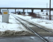 Le viaduc à Earlton qui permet à la Route 11 d’enjamber la voie ferrée d’Ontario Northland. &mdash; Photo : Marc Dumont