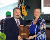 Le directeur général du CFOF, Patrick Breton, et la représentante de la Fondation Germain Lemieux, Joanne Gervais, présentent la plaque qui sera envoyée à l’Association francophone de Red Lake pour leur prix du Billochet du jongleur.  &mdash; Photo : Julien Cayouette