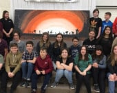 La classe de 7e et 8e année de l’École catholique Ste-Croix qui a réalisé la murale.  &mdash; Photo : Marc Dumont