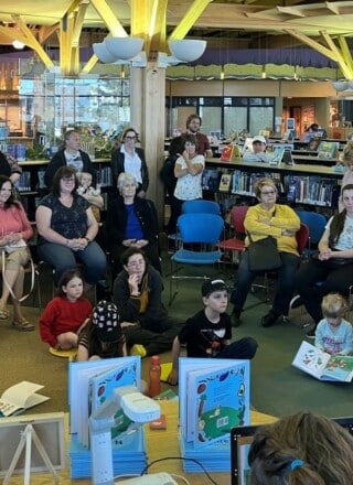 Josée Lavoie lit son livre à une foule attentive à la Bibliothèque publique de Timmins le 13 mai. — Photo : Courtoisie