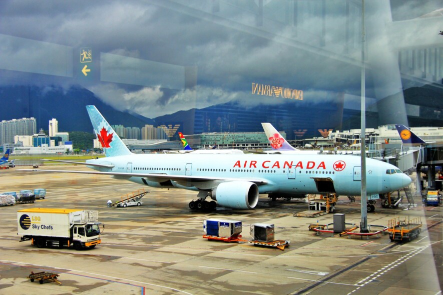 Ce sont les services au public, au premier rang desquels le domaine des transports, qui sont visés par le plus de plaintes sur les langues officielles, selon le dernier rapport annuel du Commissariat aux langues officielles.  — Photo : Jiaqian AirplaneFan – Wikimedia Commons (CC BY 3.0)