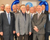R/Jean-Guy Gauthier présente une planche à charcuterie au conférencier R/Colin Bourgeois avec R/Gérard Vachon, président du Club Richelieu Timiskaming. &mdash; Photo : Dominique Nackers