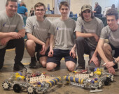 Martin Hacquard, Félix Bonin-Ducharme, Ethan Guénette, Derek Léonard et Ian Schaffer présentent leur conception robotique.  &mdash; Photo : Courtoisie