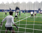 L’équipe du Voyageur (en blanc) contre l’équipe Desjardins. &mdash; Photo : Julien Cayouette