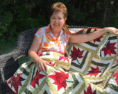 Suzanne Gauthier avec une courtepointe qu’elle a confectionnée et qui est destinée aux vétérans.  &mdash; Photo : Marc Gauthier