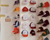100 casquettes divisées en 10 thèmes qui rappellent l’histoire de Hearst, depuis 1975. &mdash; Photo : Marie LeBel
