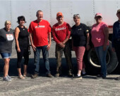 Des élus de Markstay-Warren et de St-Charles avec des bénévoles lors de l’une des distributions de nourriture de Growing communities foundation. &mdash; Photo : Facebook avec permission