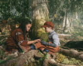 Alex Dupras (Jules) et Gaby Jourdain (Asha) dans le film pour enfants Jules au pays d’Asha. &mdash; Photo : https://julesaupaysdasha.com/