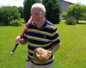En 2014, Claude Mayer faisait encore partie du comité organisateur des Richelieu pour le tournoi familial de balle-molle de la Rivière des Français. &mdash; Photo : Archives