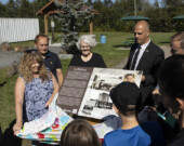 Le dévoilement de la plaque par la fille de Percy John, Mary Elle McIlmoyle, devant famille, amis et dignitaires le 1er septembre.  &mdash; Photo : Léo Duquette