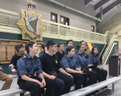 Un groupe de cadets de la marine de Sudbury suivent les instructions du Lt Véronique Champoux &mdash; Photo : Venant Nshimyumurwa