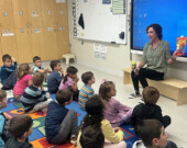 France Frenette-Lecours lit un livre à voix haute à une classe de 1re année de l’École Passeport Jeunesse de Hearst &mdash; Photo : Renée-Pier Fontaine