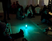 Une seule ampoule éclairait la GNO afin que les participants se laissent envelopper par les sons. &mdash; Photo : Julien Cayouette